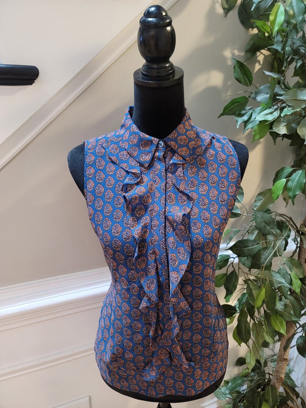 Cabi Blouse Top Womens SZ XS Blue/Orange Geometric Ruffle Front Button-Up Collar